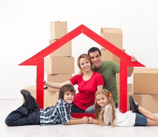 family inside the house to illustrate a home without indoor air pollution