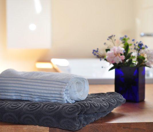 Home Essentials That Everybody Should Have: Top 10 Picks home essentials bathroom-towels-flowers-bathtub